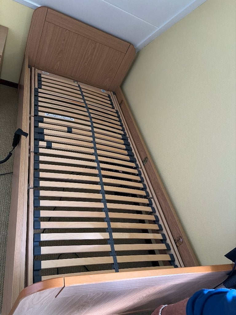 Verstelbaar bed 90 cm bij 200 cm, Huis en Inrichting, Ophalen, 90 cm, Eenpersoons, Bruin