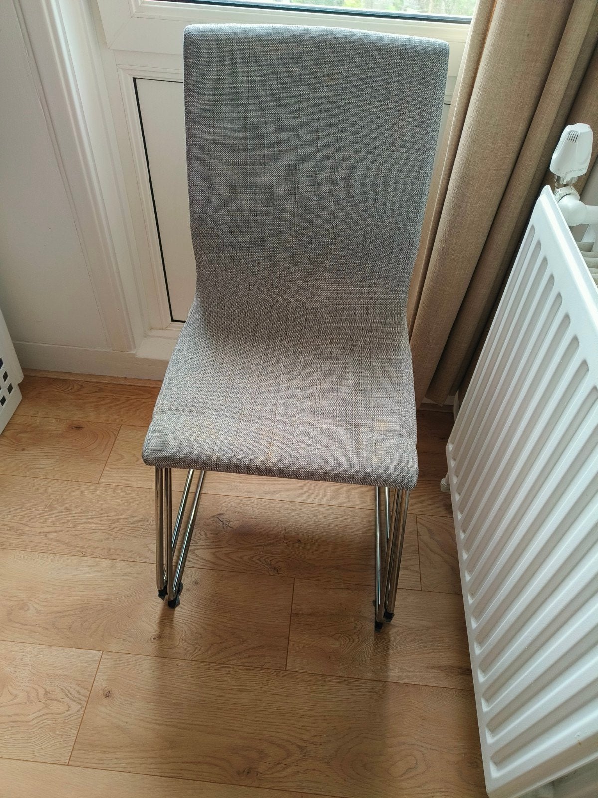 Mooie lichtgrijze stoelen met RVS poten, Ophalen