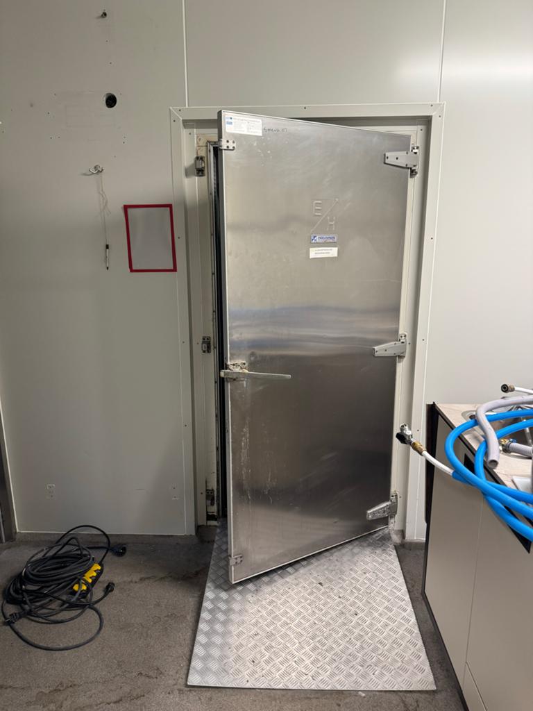 Vriescel deur (eventueel inclusief vriescel), 200 liter of meer, 60 cm of meer, Zonder vriesvak, Gebruikt