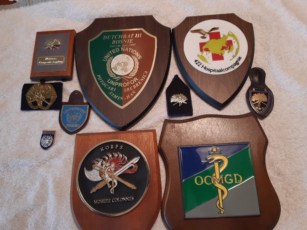 schildjes en tegels inzet in Joegoslavie, Verzamelen, Militaria | Algemeen, Ophalen of Verzenden, Landmacht, Nederland, Embleem of Badge