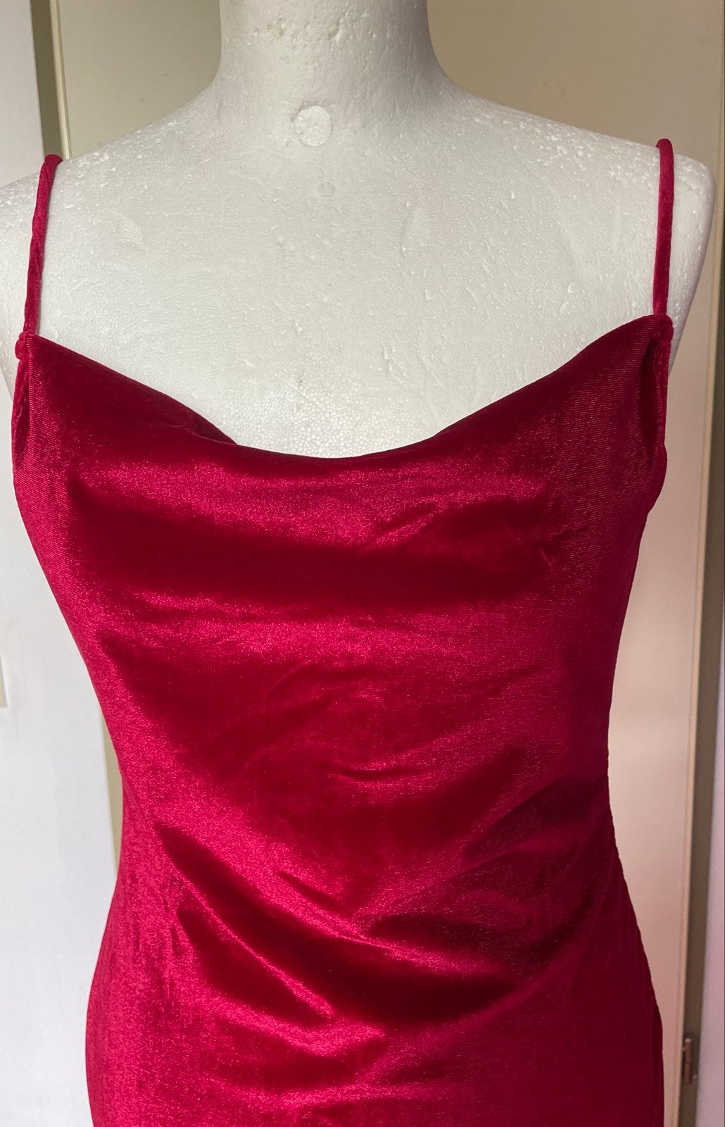 Rode strakke fluwelen jurk met spaghettibandjes, Maat 38/40 (M), Nieuw, Ophalen of Verzenden, Boven de knie