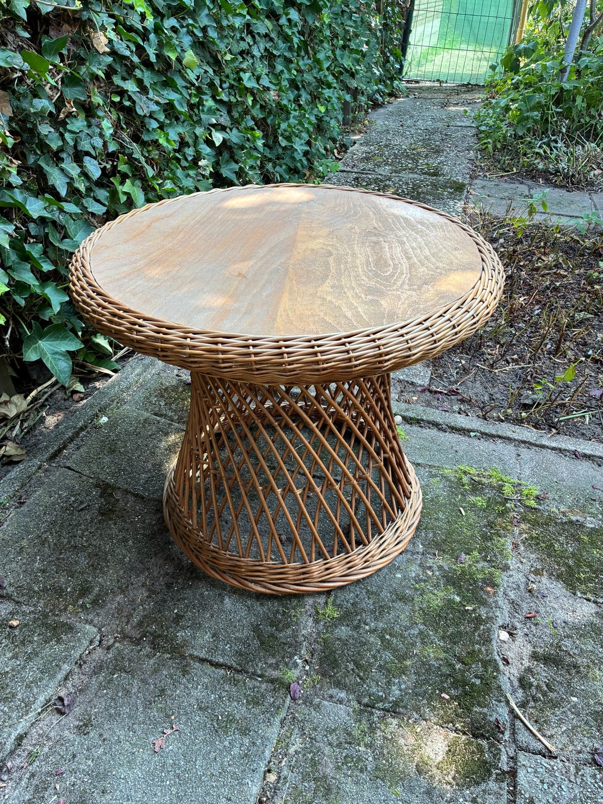 Vintage rieten of rotan tafeltje, Huis en Inrichting, Tafels | Bijzettafels, Overige materialen, Rond, 55 tot 75 cm, Ophalen