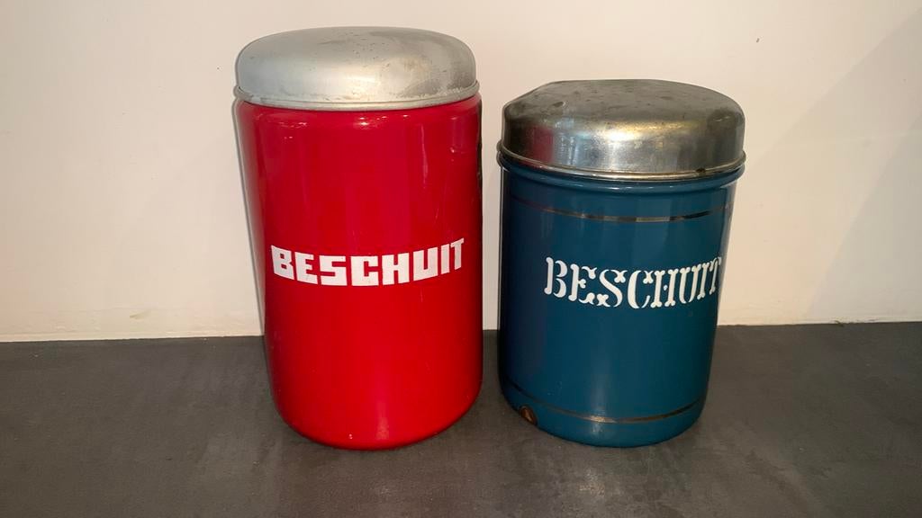 Emaille voorraad bus beschuit, Ophalen