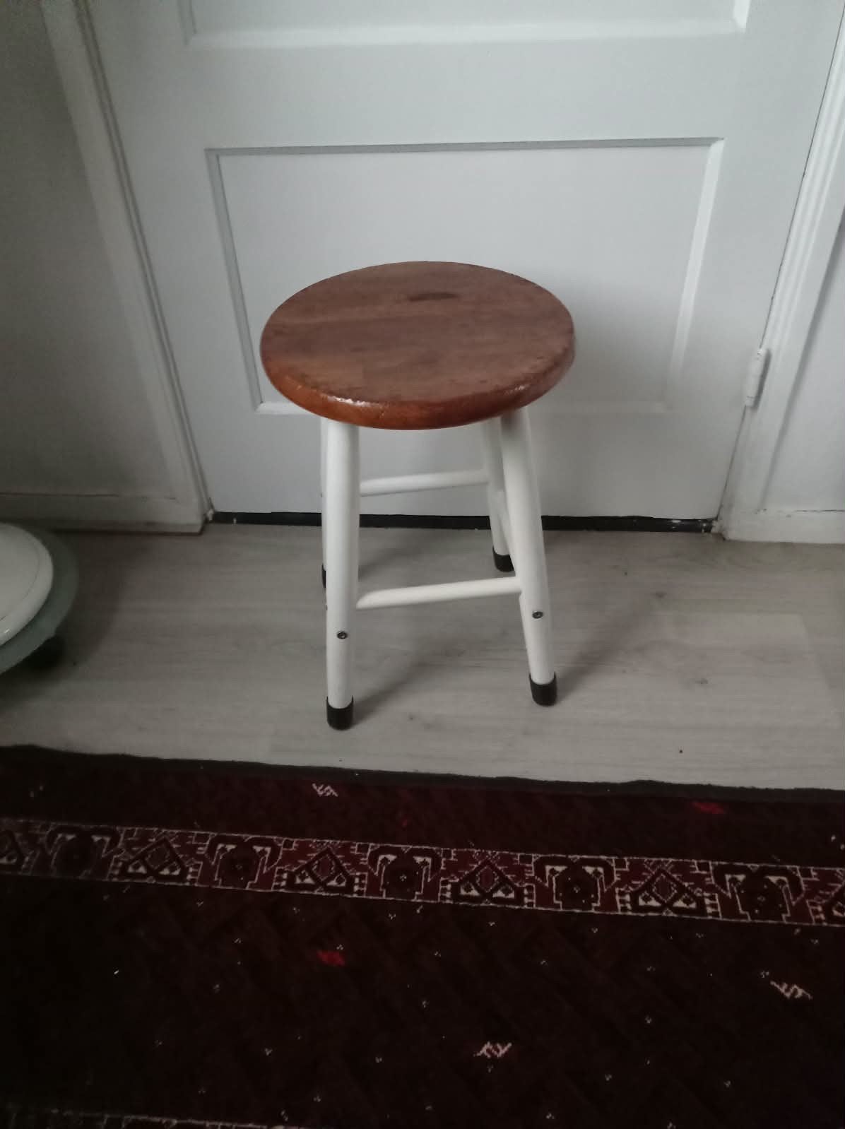 Ronde houten tabouret met wit onderstel, Ophalen of Verzenden, Gebruikt, Hout