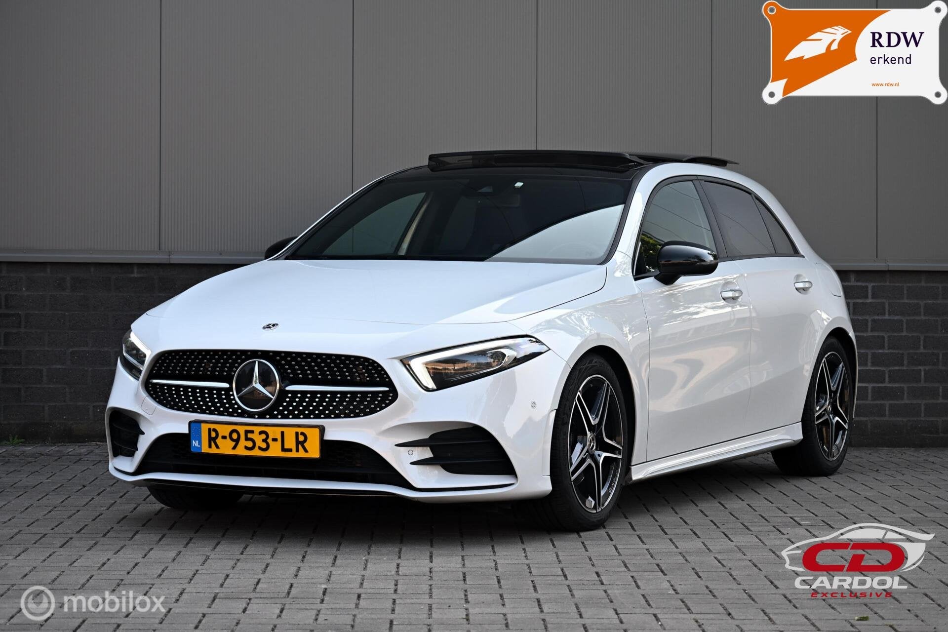 Mercedes A-klasse 180 AMG-Line| PANO| NIGHT| M-BUX| 1e Eignr, Auto's, 136 pk, Gebruikt, 4 cilinders, Wit