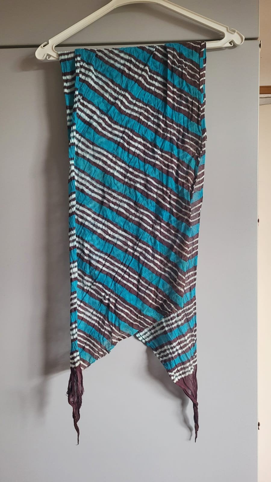 Lange batik sjaal met strepen (blauw, bruin, wit), Ophalen of Verzenden, Zo goed als nieuw, Sjaal