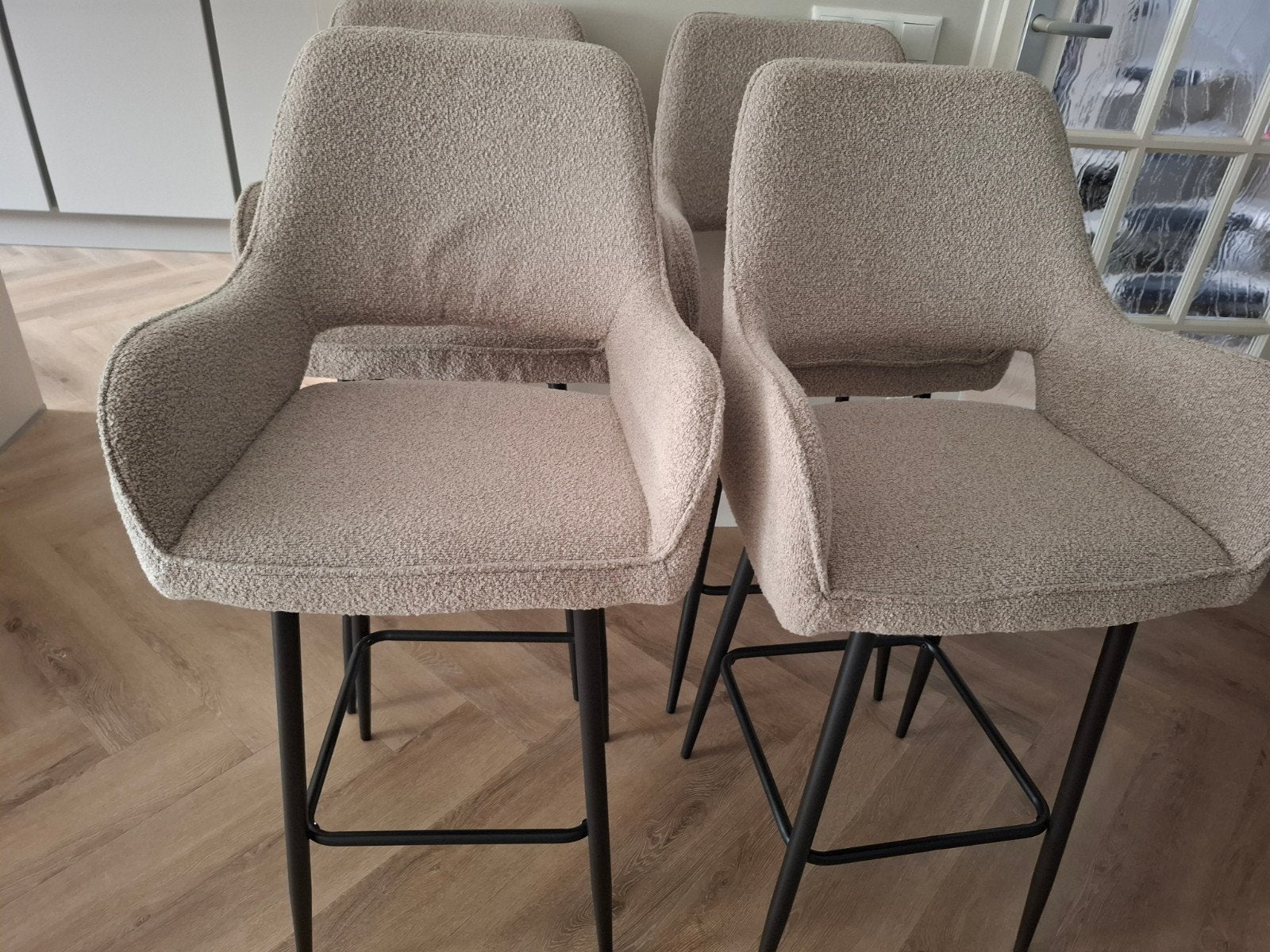 Foto 3 van Set van 4 beige barkrukken