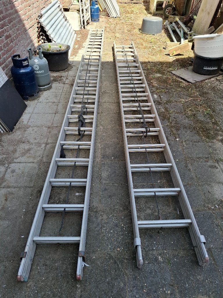 TWEE DELIGE SCHUIFLADDERS, Doe-het-zelf en Verbouw, Ladders en Trappen, Ophalen, Gebruikt, Ladder, 4 meter of meer