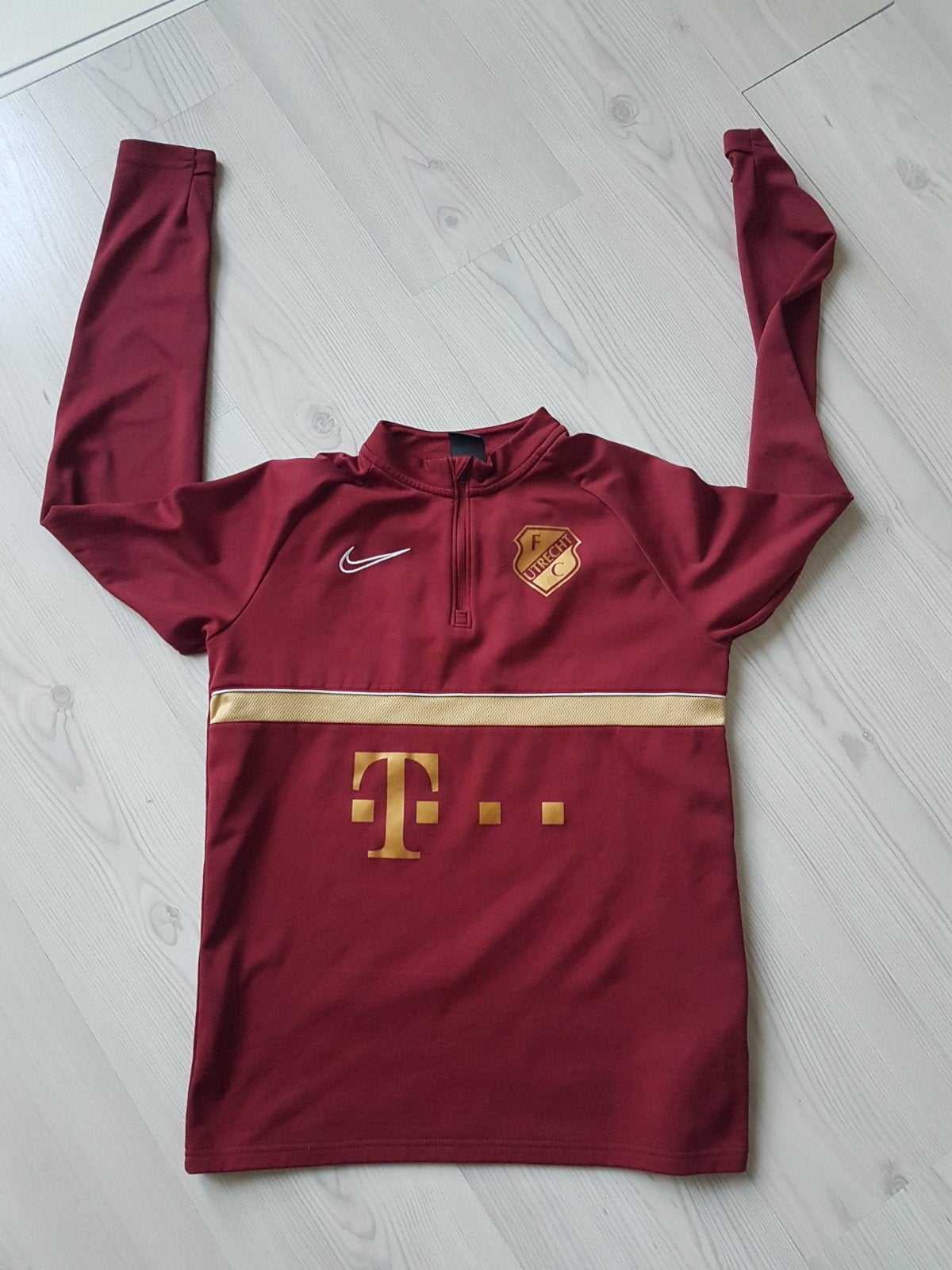 FC Utrecht kids trainingstop in size xl, Maat XS of kleiner, Ophalen of Verzenden, Zo goed als nieuw, Shirt
