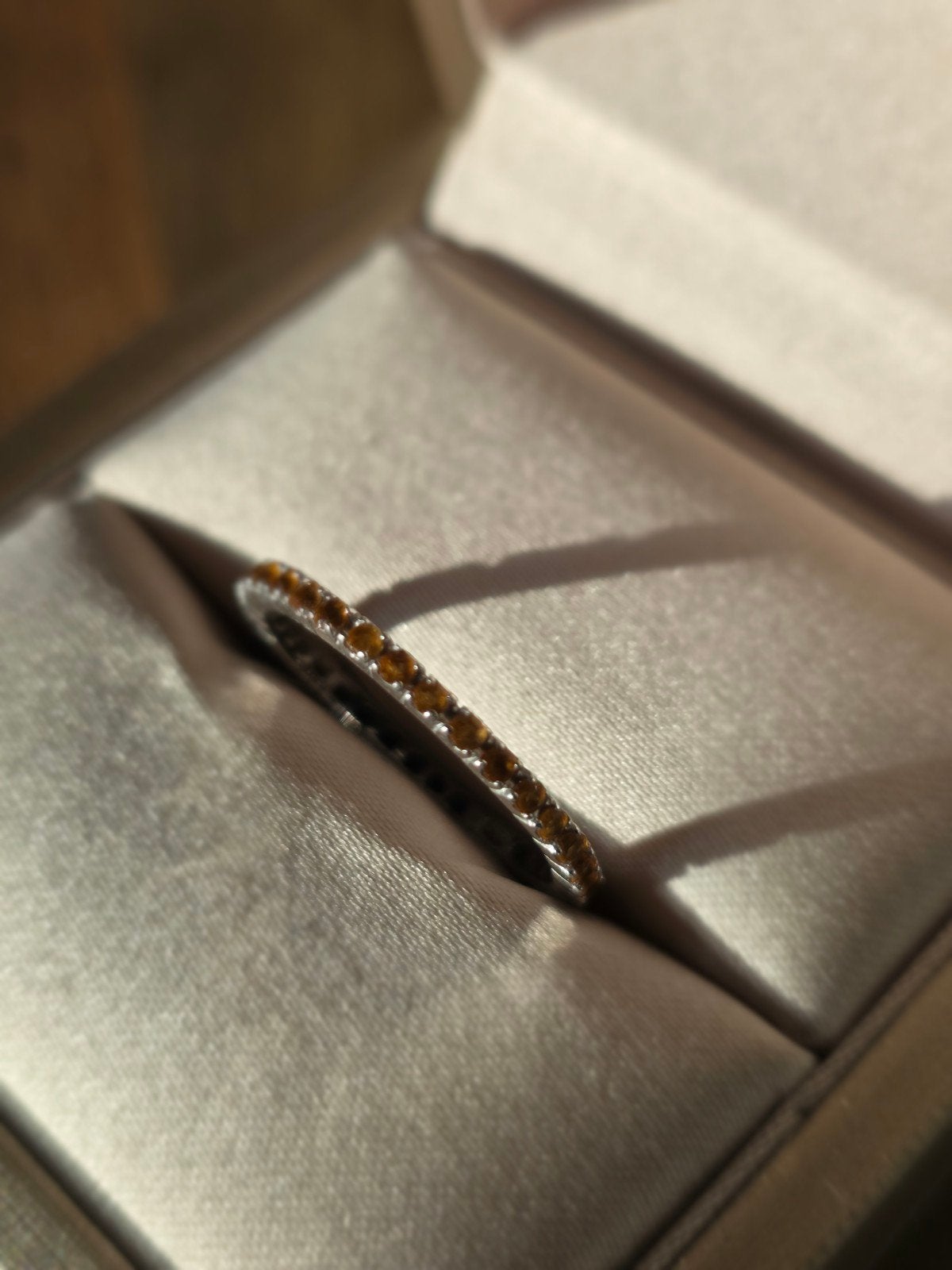 14k Witgouden Eternity Ring met Citrien (Maat 7.25 / 17.5 mm, Ophalen, Zo goed als nieuw, 17 tot 18, Met edelsteen