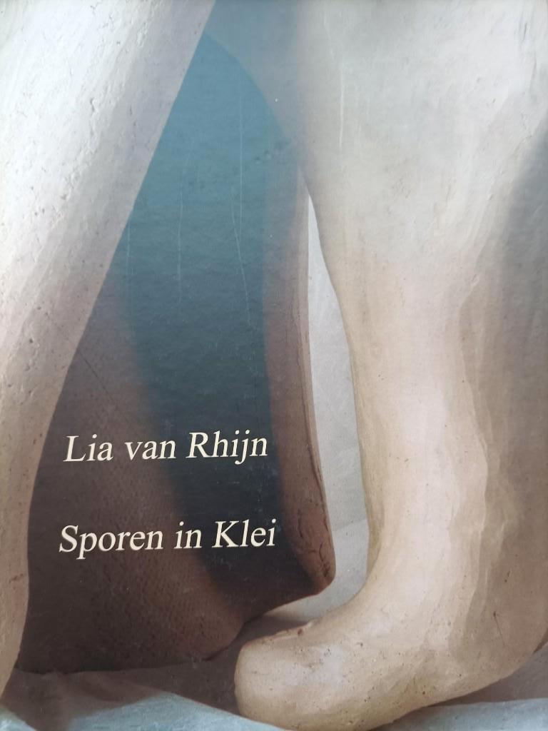 Lia van Rhijn  -  Sporen in klei, Ophalen of Verzenden, Zo goed als nieuw