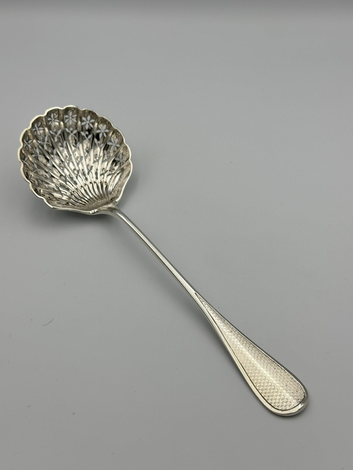 Franse Suikerstrooilepel || Pierre Queille, Parijs, ca.1840, Antiek en Kunst, Ophalen of Verzenden, Zilver