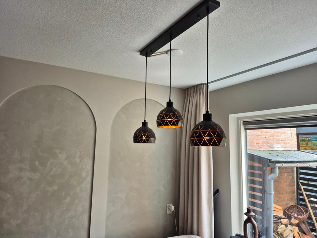 Hanglamp met 3 kappen - Zwart met goudkleurige binnenkant, Ophalen of Verzenden, Zo goed als nieuw, Modern, Industrieel, Geometrisch
