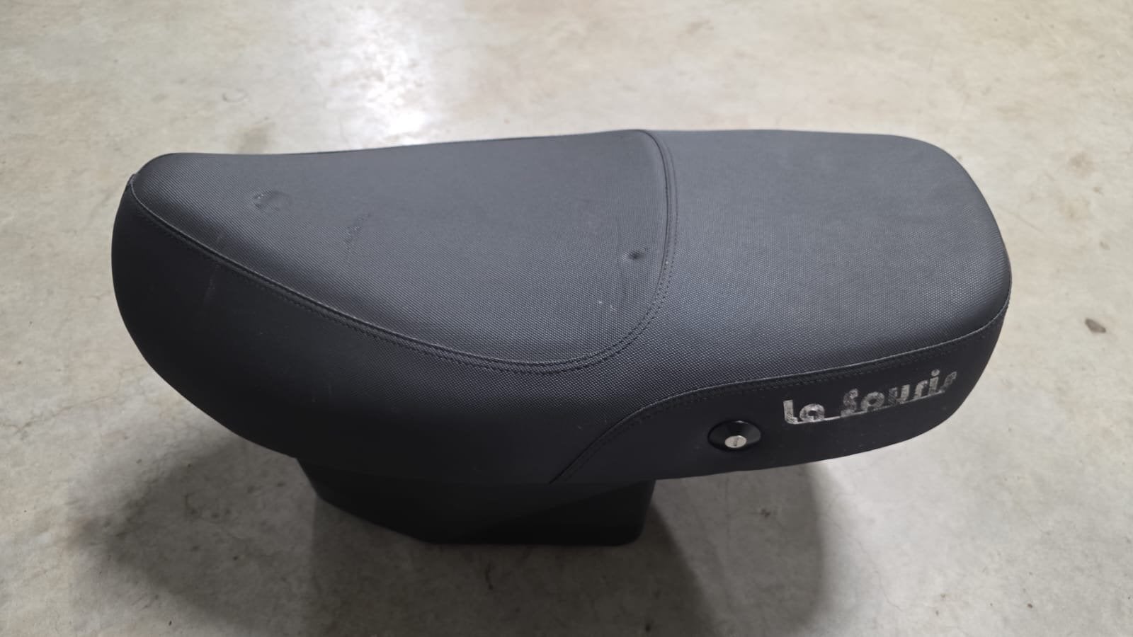 Zadel La Souris scooter zadel - Zo goed als nieuw, Ophalen, Zo goed als nieuw, Zadel, Overige merken