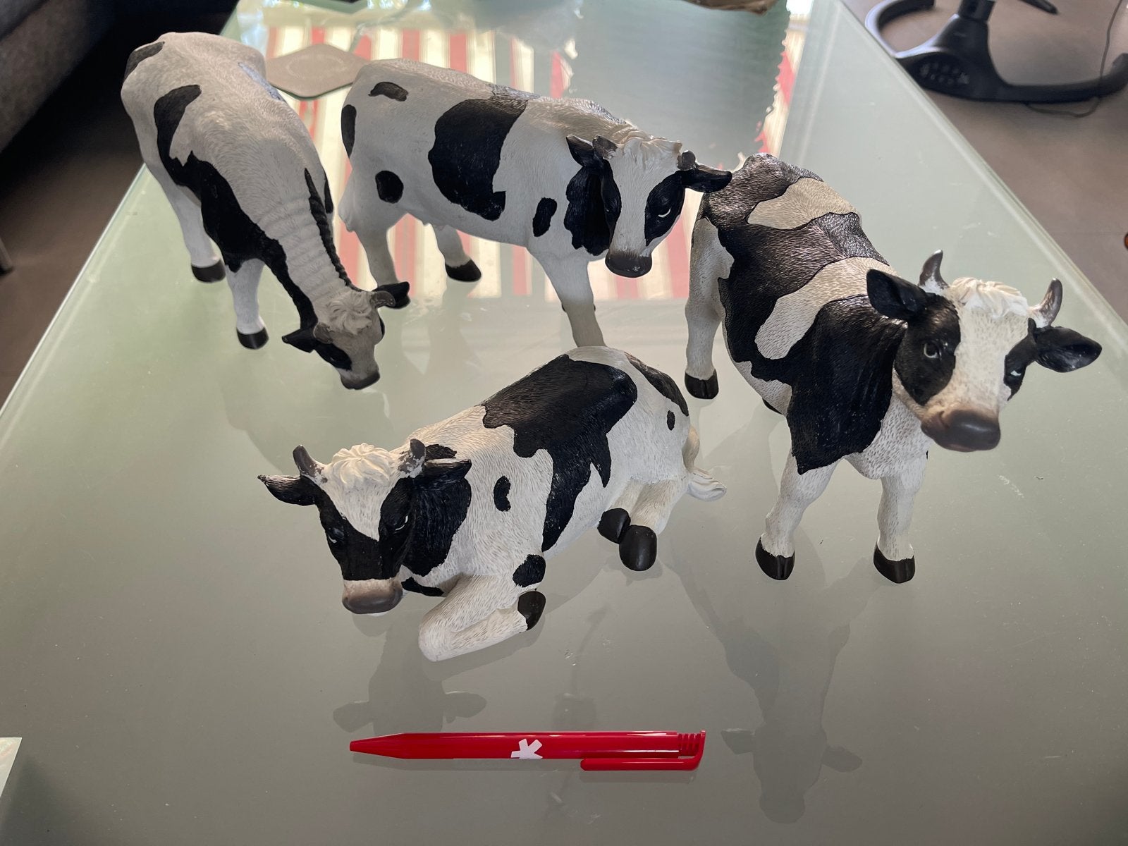 Set van 4 gedetailleerde koeienbeeldjes - Zwart/Wit, Verzamelen, Beelden en Beeldjes, Ophalen of Verzenden, Zo goed als nieuw