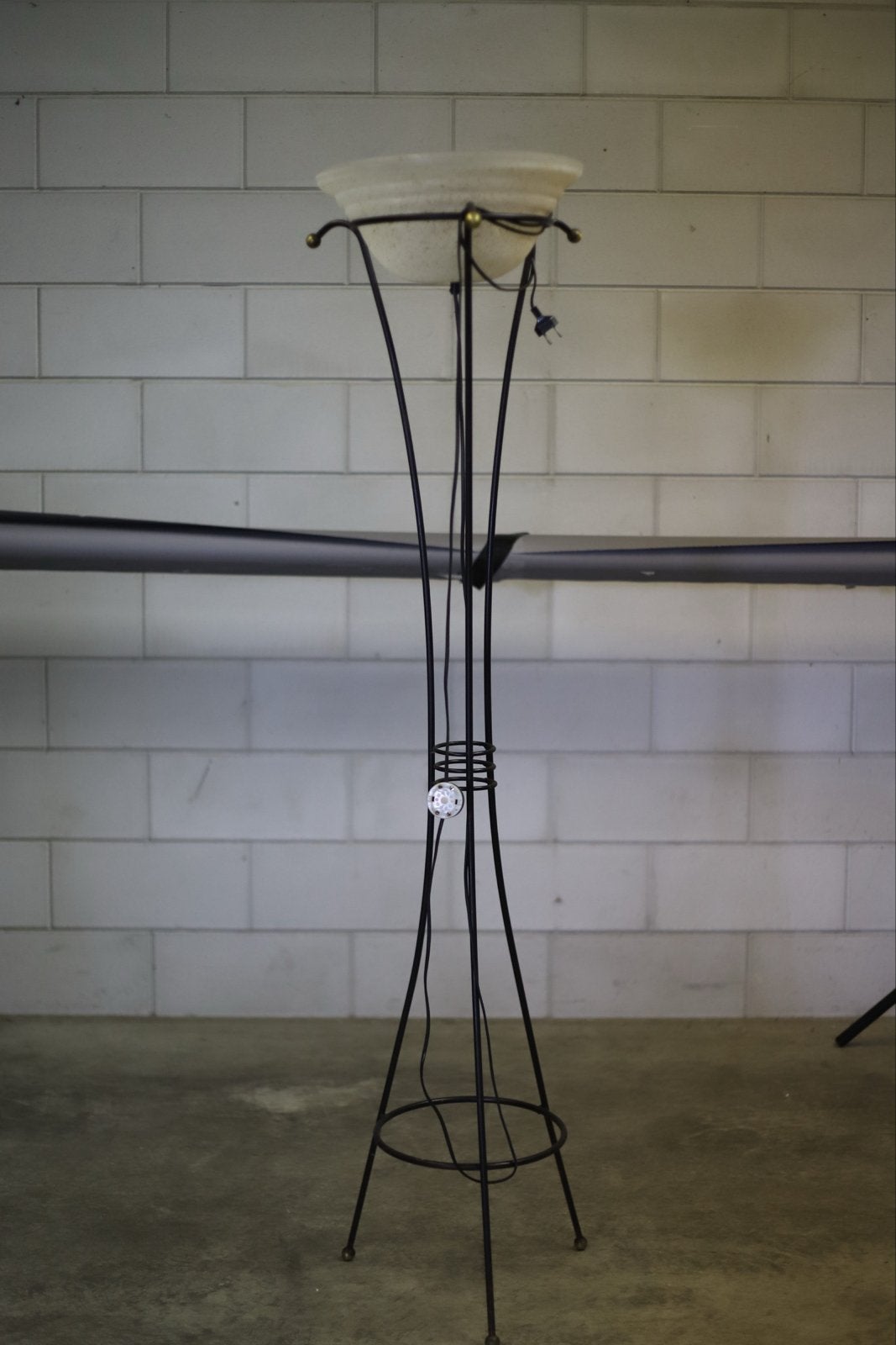 Elegante vloerlamp met glazen schaal en metalen frame, Huis en Inrichting, Lampen | Vloerlampen, Ophalen, Gebruikt, E27 (groot)