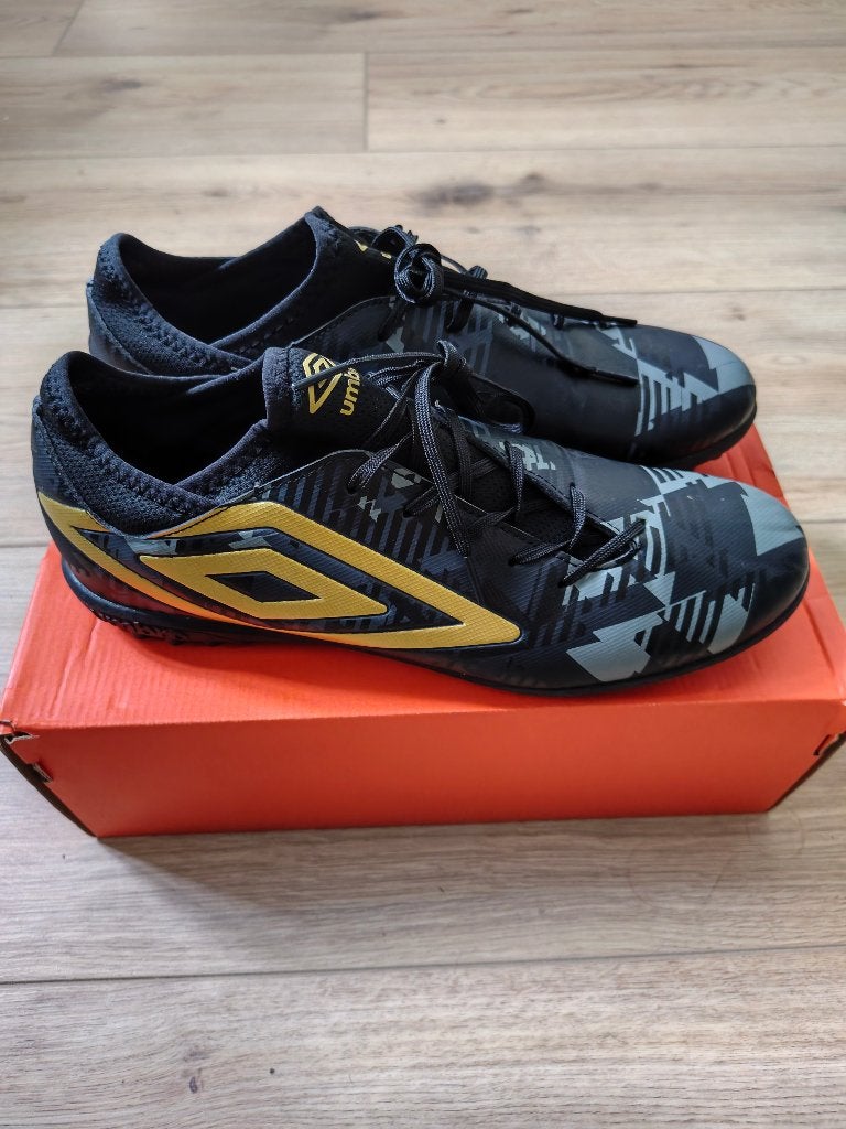 Umbro shoes artificial grass, Sport en Fitness, Voetbal, Maat XS of kleiner, Schoenen, Ophalen of Verzenden, Zo goed als nieuw