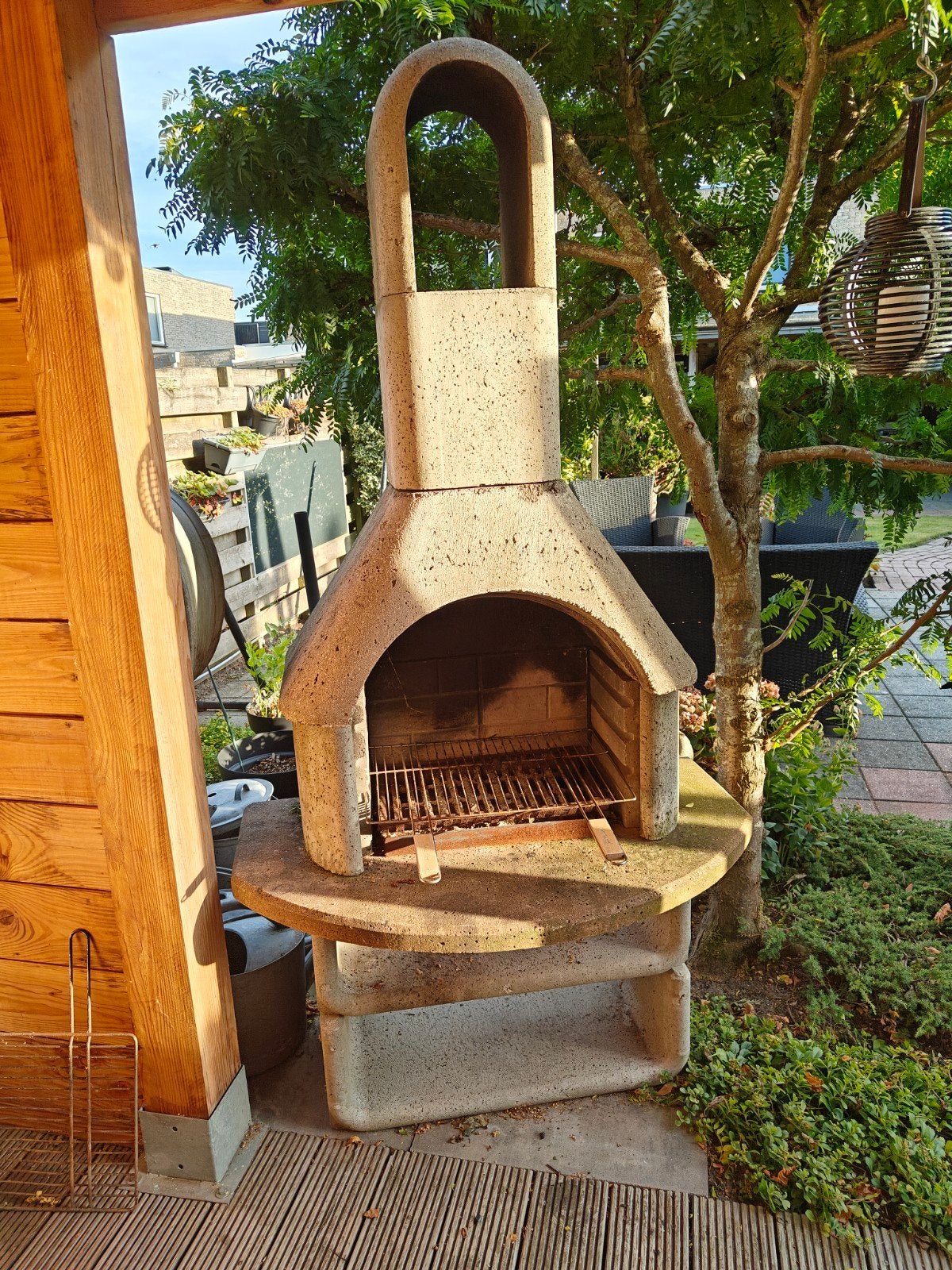 Stenen BBQ voor gezellige zomeravonden, Ophalen, Gebruikt, Onbekend