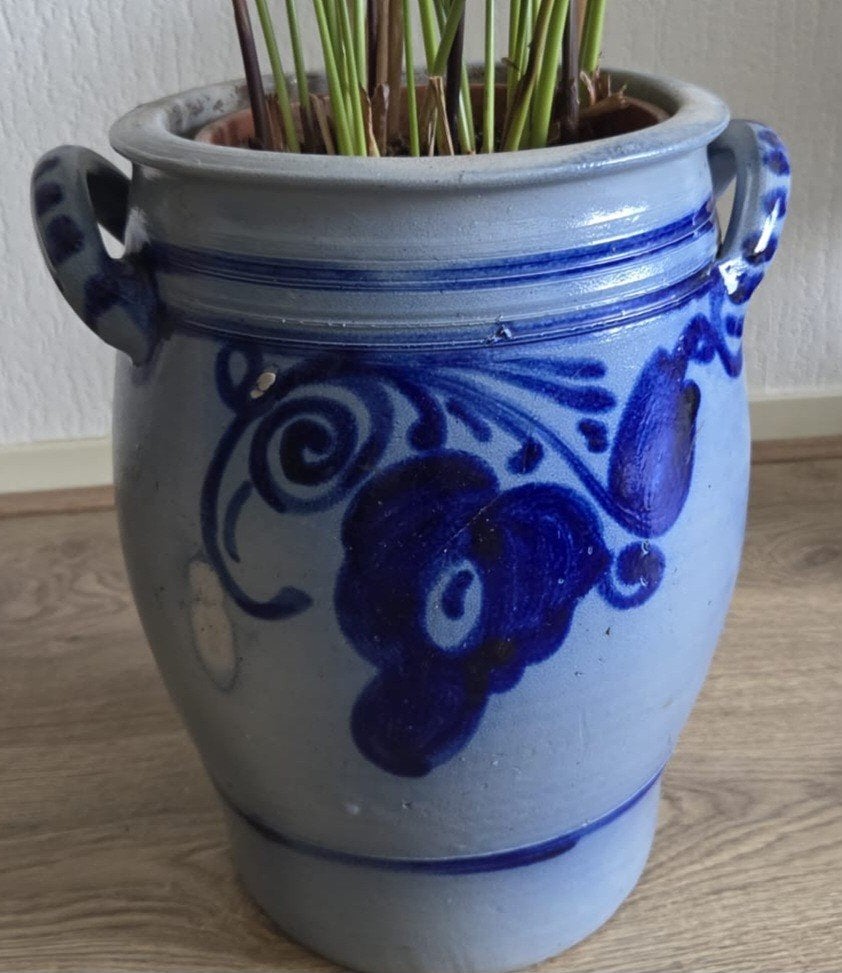 Decoratieve aardewerken pot met blauw bloemmotief, Antiek en Kunst, Ophalen of Verzenden