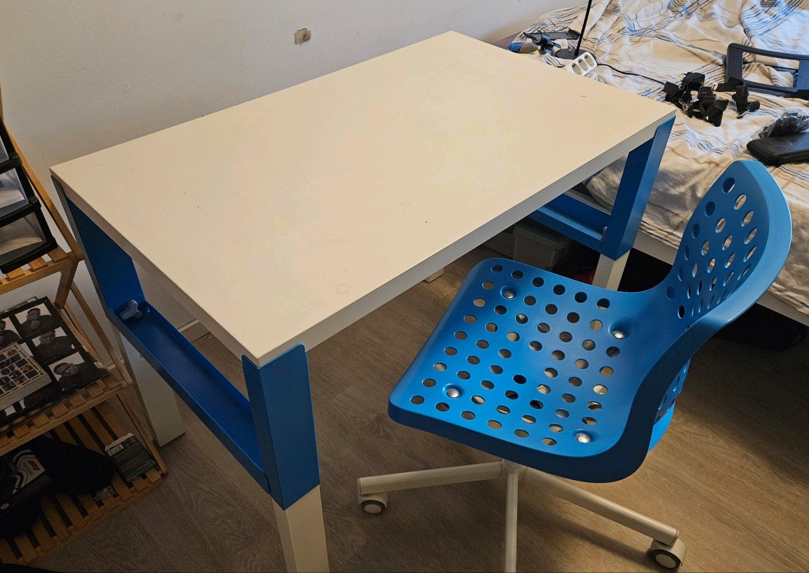 PÅHL kinder bureau blauw / wit, incl blauwe bureau stoel, Ophalen, Kinderbureau, Zo goed als nieuw, IKEA