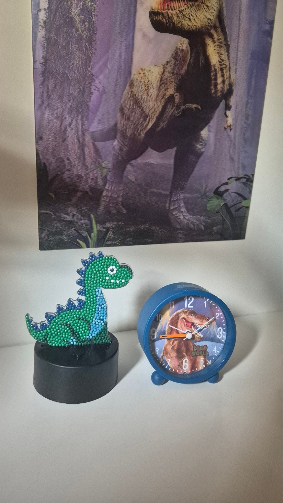 Dino World pakket: wekker, blikje, lampje en poster, Gebruikt, Meerkleurig, Overige stijlen, Kunststof