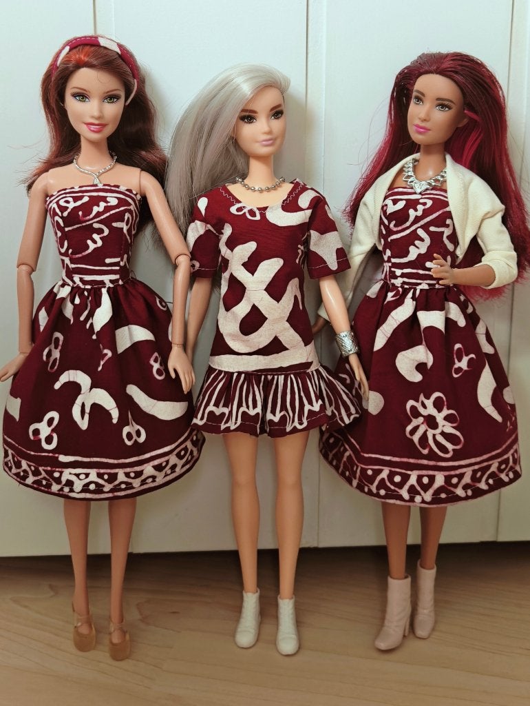Barbiekleertjes/Barbiekleding: Jurkjes donkerrood met crème, Verzenden, Nieuw, Barbie