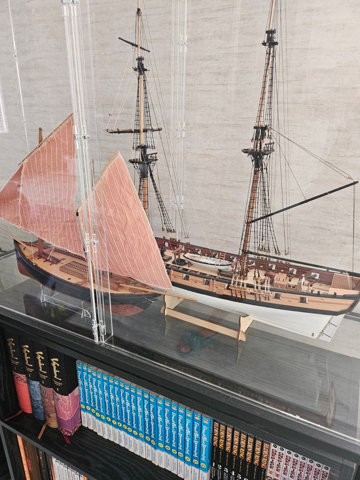 Gedetailleerd scheepsmodel, meer fotos op aanvraag, Ophalen, Met plank(en), 100 tot 150 cm, Glas
