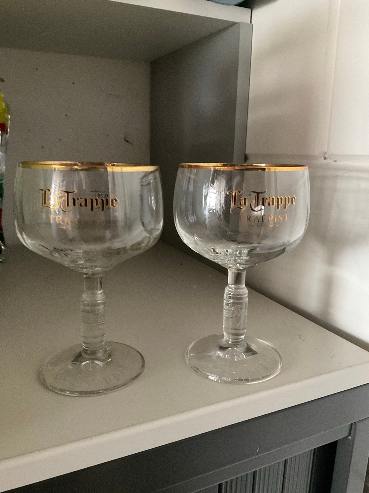 Twee La Trappe Trappist bierglazen met gouden rand, Ophalen of Verzenden