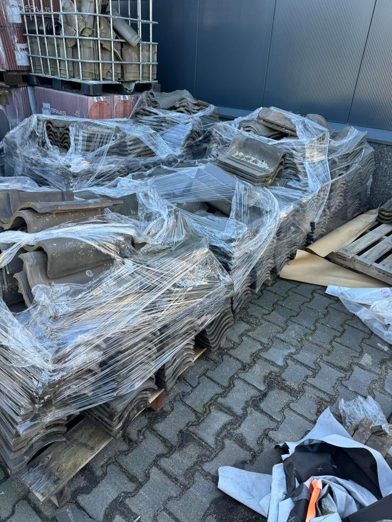 Tweedehans ovh dakpan, Doe-het-zelf en Verbouw, Dakpannen en Dakbedekking, Ophalen, Gebruikt, Steen of Klei, Zwart