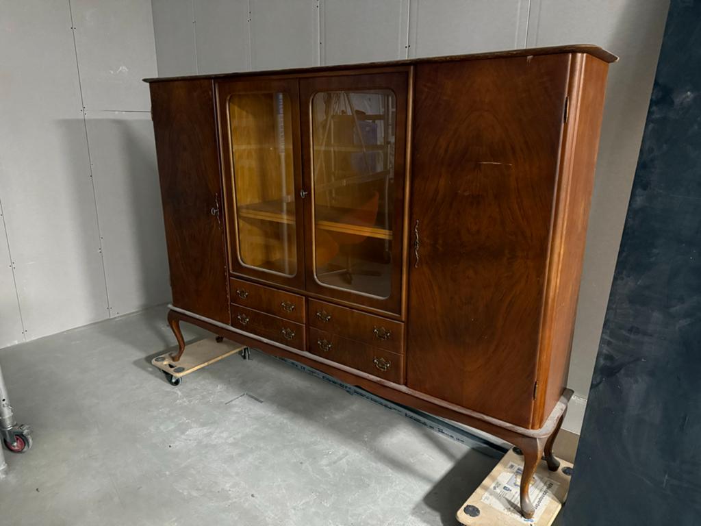 Vintage houten dressoir met vitrinekast uit bioscoopfilm, Ophalen