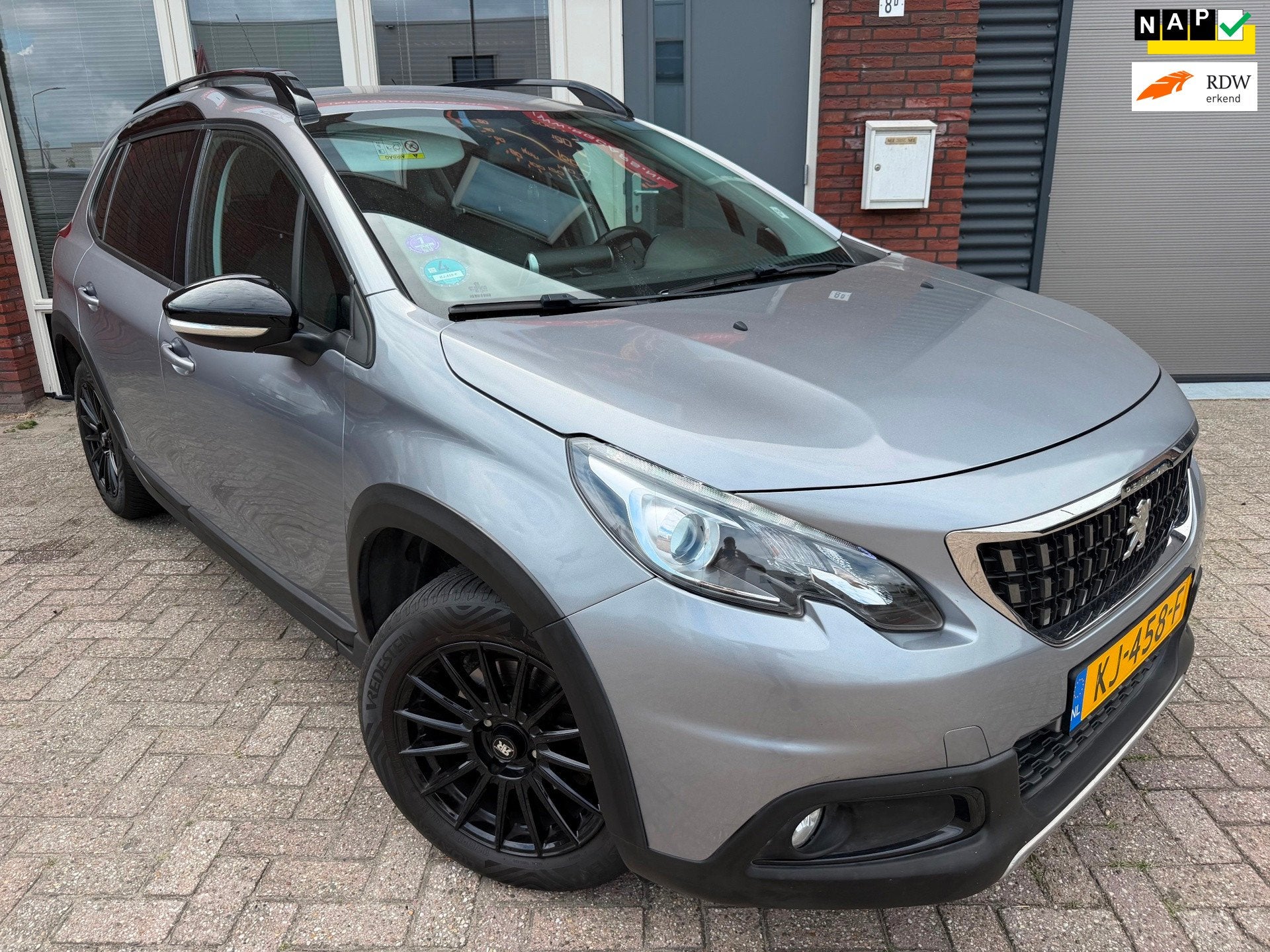 Peugeot 2008 1.2 PureTech GT-line / Leder / PDC / Navi / Cru, Auto's, Voorwielaandrijving, Met garantie (alle), Leder en Stof