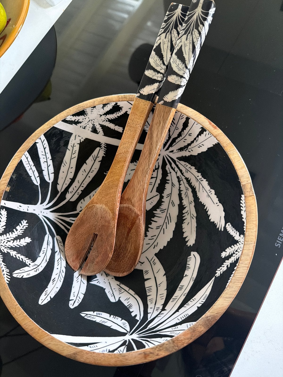 Slaschaal met bestek, rond 24 cm - Tropisch design, Overige typen, Hout, Ophalen of Verzenden, Zo goed als nieuw