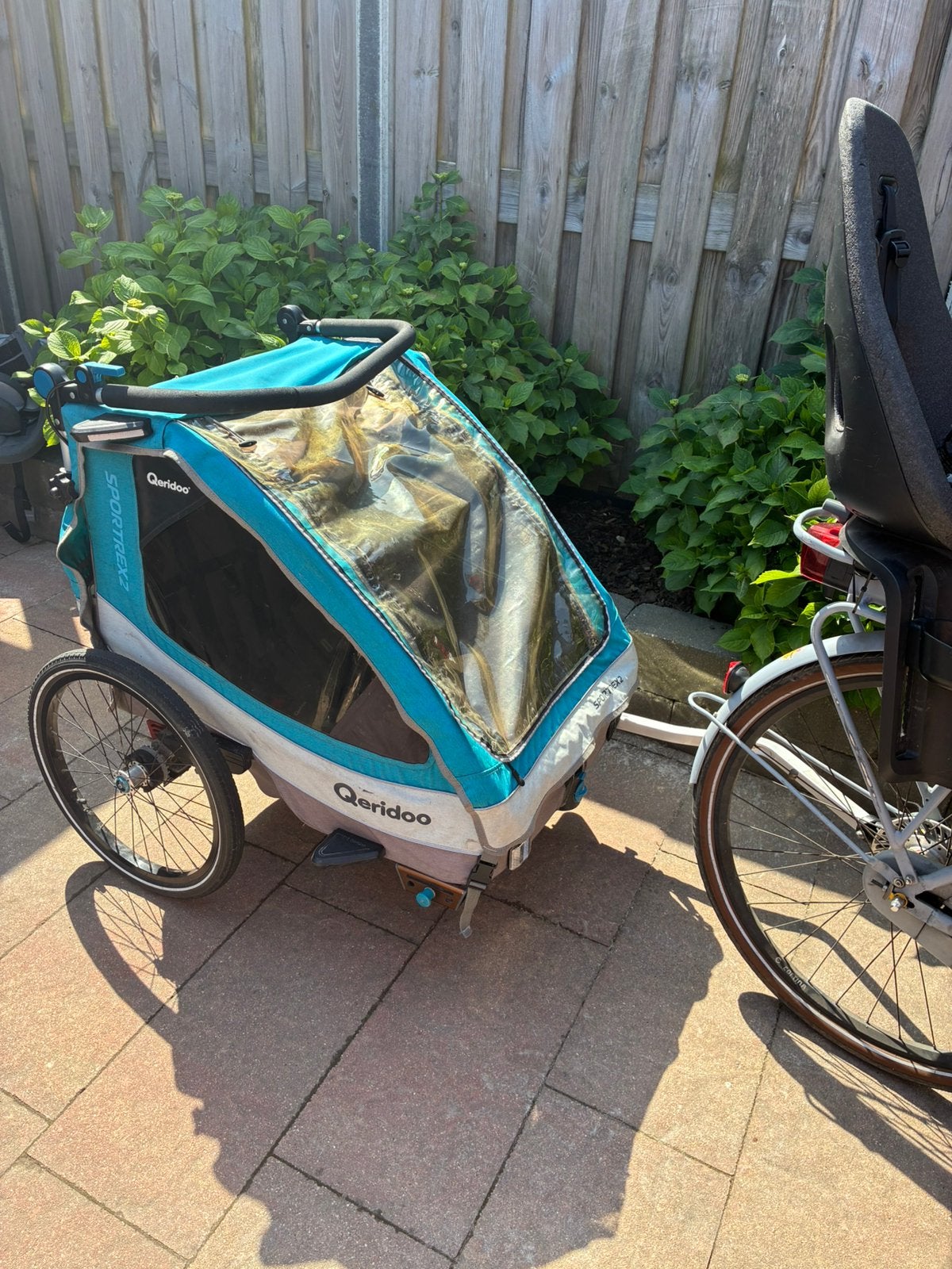 Fietskar Qeridoo sportex 2 met babyschaal en hardloopset, Fietsen en Brommers, Fietsaccessoires | Aanhangers en Karren, Ophalen