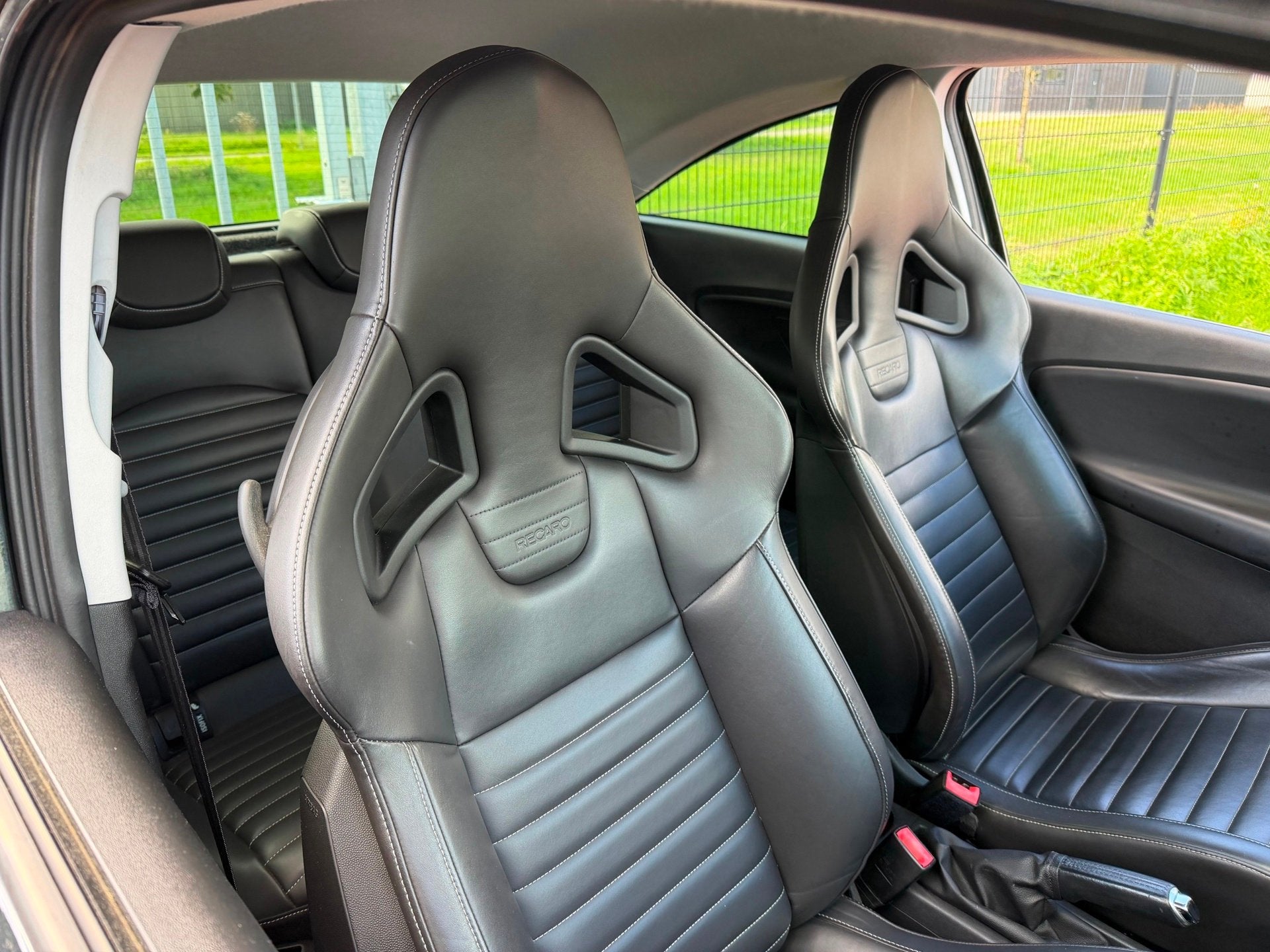 Foto 2 van Opel Corsa 1.6 Turbo OPC 207PK Schaalstoelen Weinig KM!
