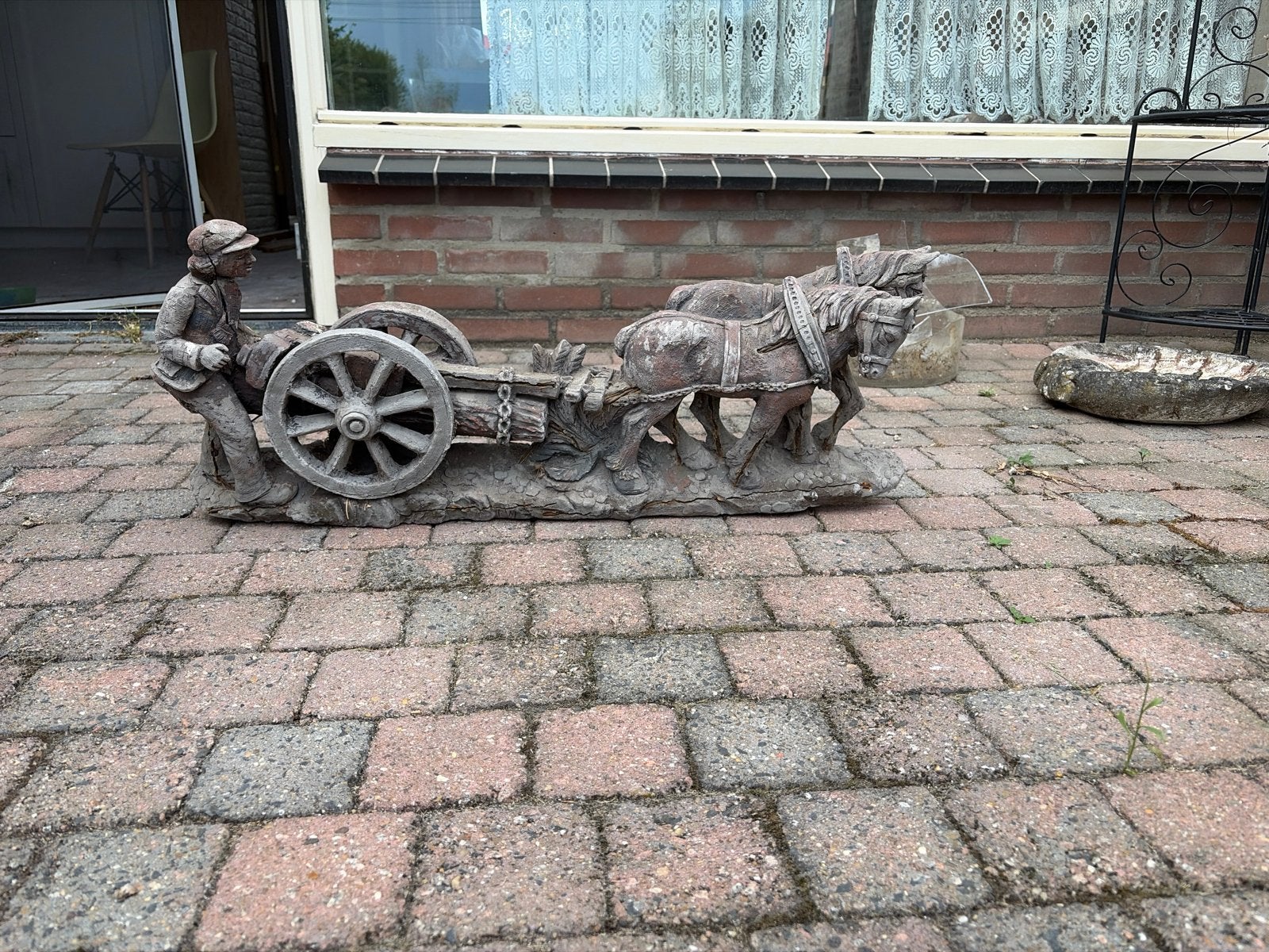 Betonnen ornament: Middeleeuwse scène met paard en kanon, Ophalen