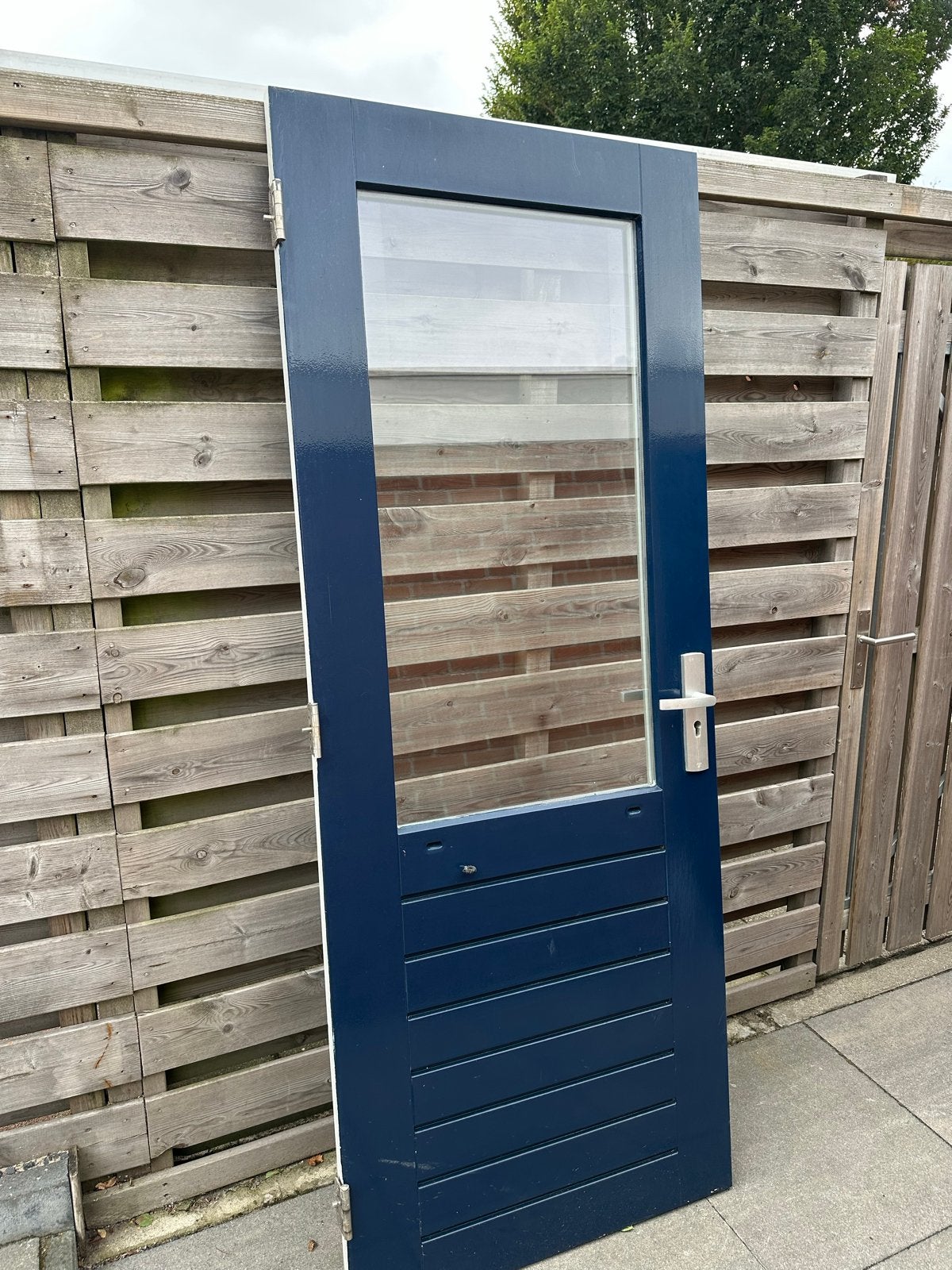 Hardhouten buitendeur met glas en beslag - Donkerblauw/Wit, Ophalen, Gebruikt, 80 tot 100 cm, Buitendeur