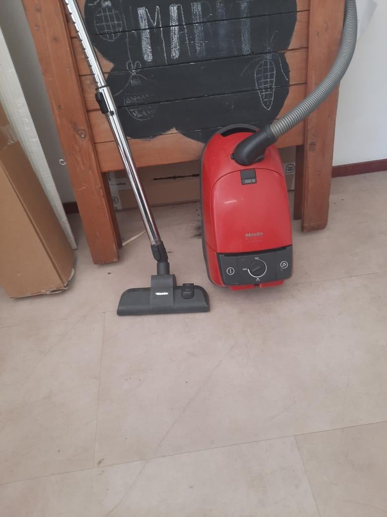Miele stofzuiger 1600 watt - Goed werkend, Witgoed en Apparatuur, Stofzuigers, Gebruikt, Ophalen of Verzenden, 1600 tot 2000 watt