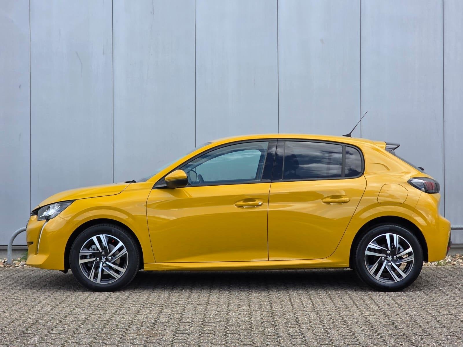 Peugeot 208 100pk Allure Navigatie | Parkeercamera | Trekhaa, 101 pk, Gebruikt, Euro 6, Leder en Stof