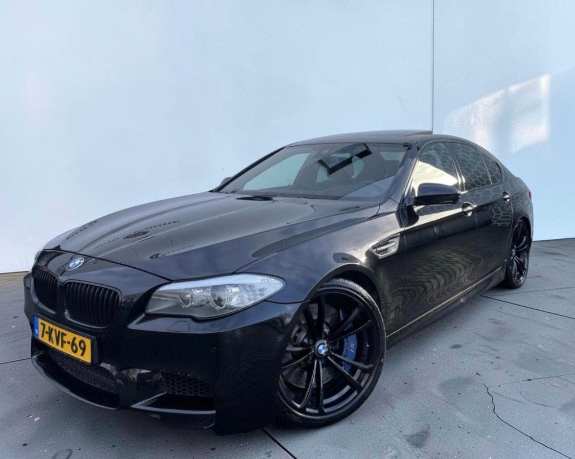 🔵 BMW M5 4.4L BiTurbo - 680PK! - Perfect onderhouden! 🔵, Auto's, Automaat, Achterwielaandrijving, 2000 kg, Zwart