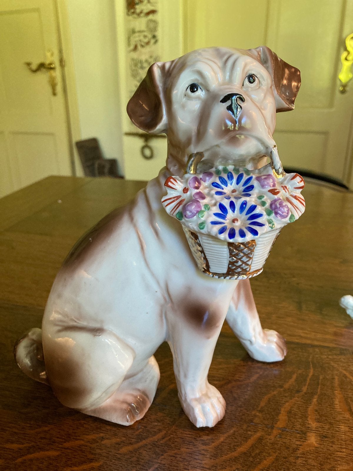 Mopshond porselein mandje bloemen, Ophalen of Verzenden, Zo goed als nieuw, Hond of Kat, Beeldje of Figuurtje