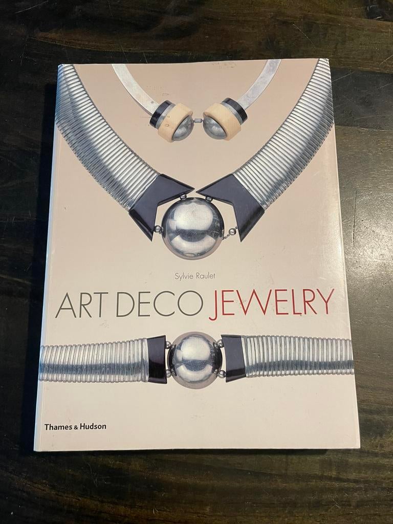 Boek: Art Deco Jewelry by Sylvie Raulet, Boeken, Ophalen of Verzenden, Zo goed als nieuw, Overige onderwerpen