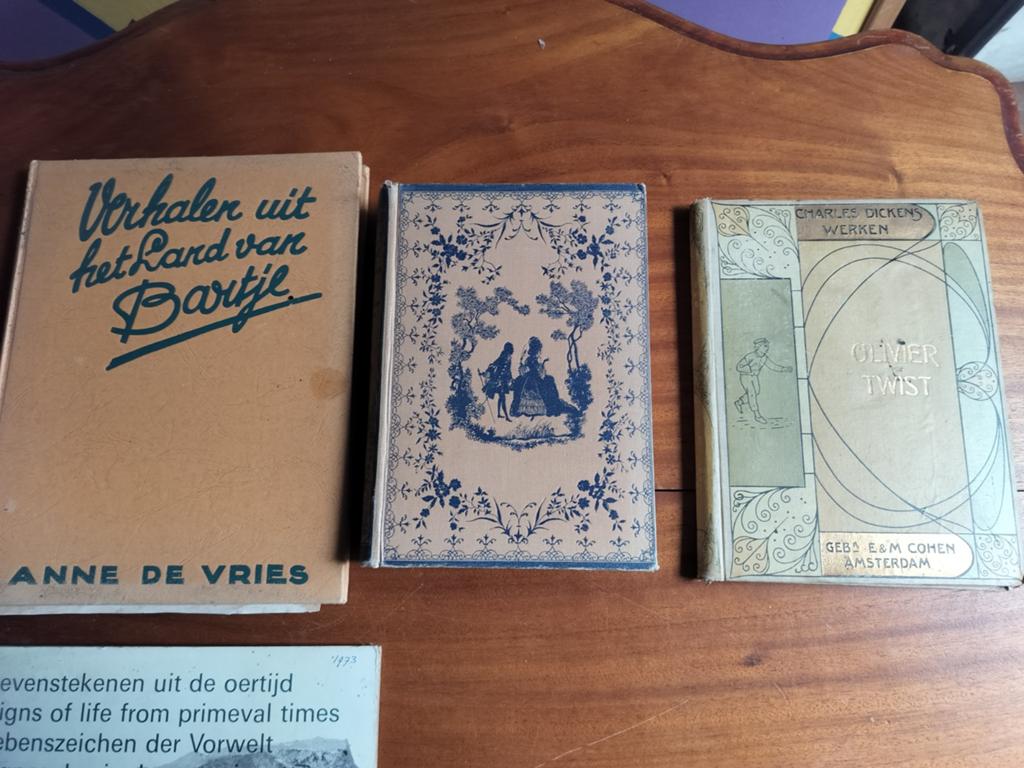 Antieke kinderboeken, Ophalen of Verzenden, Gelezen, Anne de Vries, Charles Dickens, Fictie algemeen