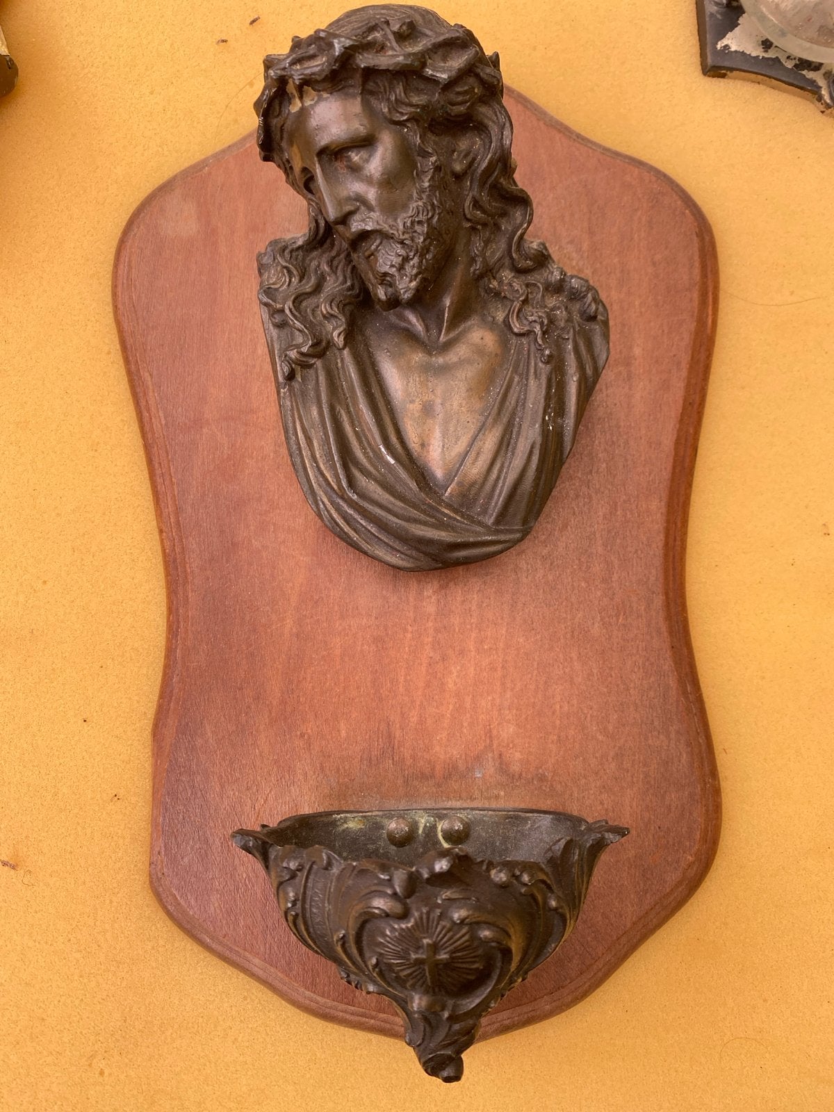 Antiek wijwaterbakje met Jezusbeeld - Brons op hout, Antiek en Kunst, Ophalen of Verzenden