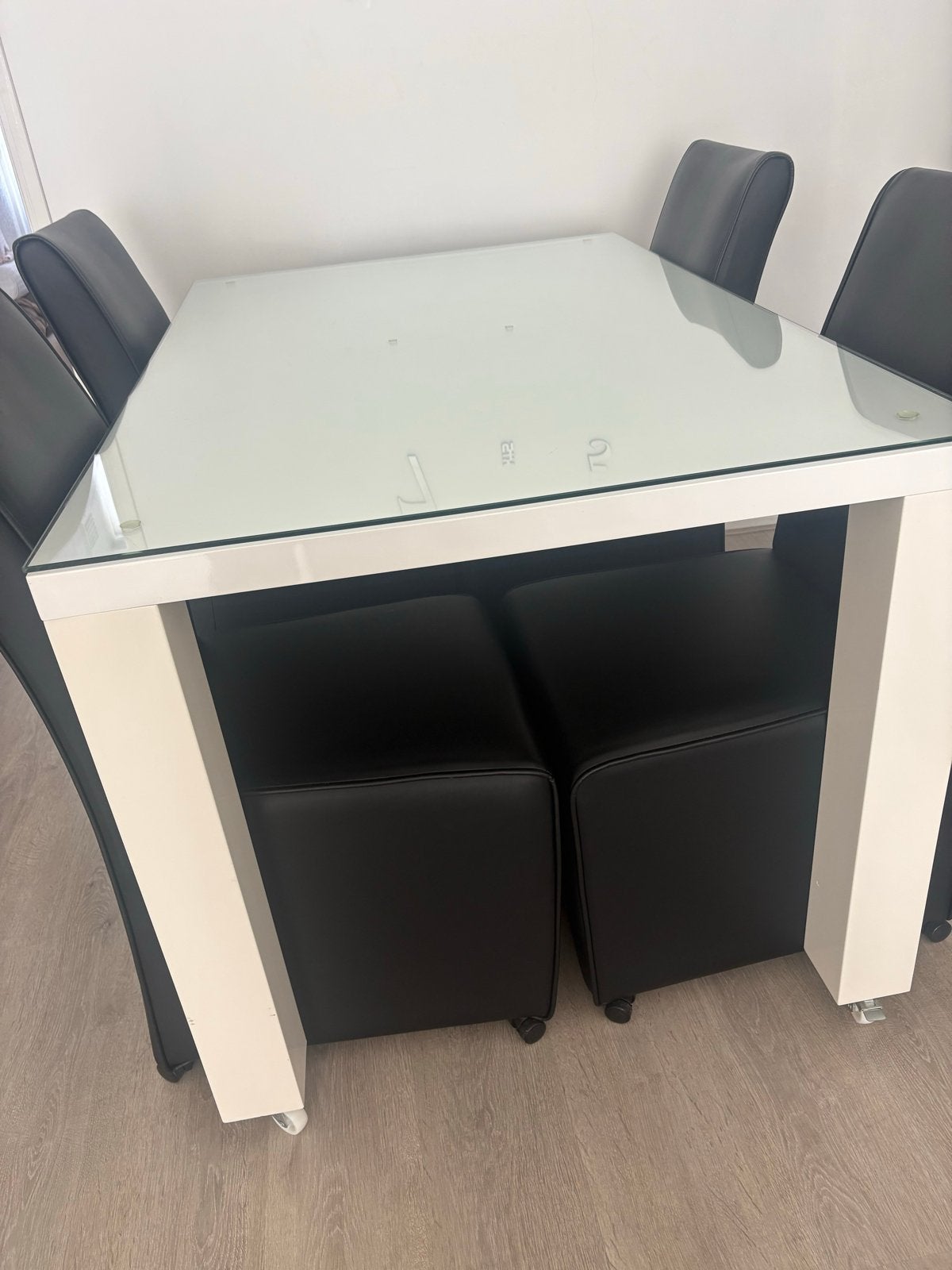 Eettafel met glazen blad en 4 stoelen op wieltjes, Ophalen, Gebruikt, 100 tot 150 cm, Glas