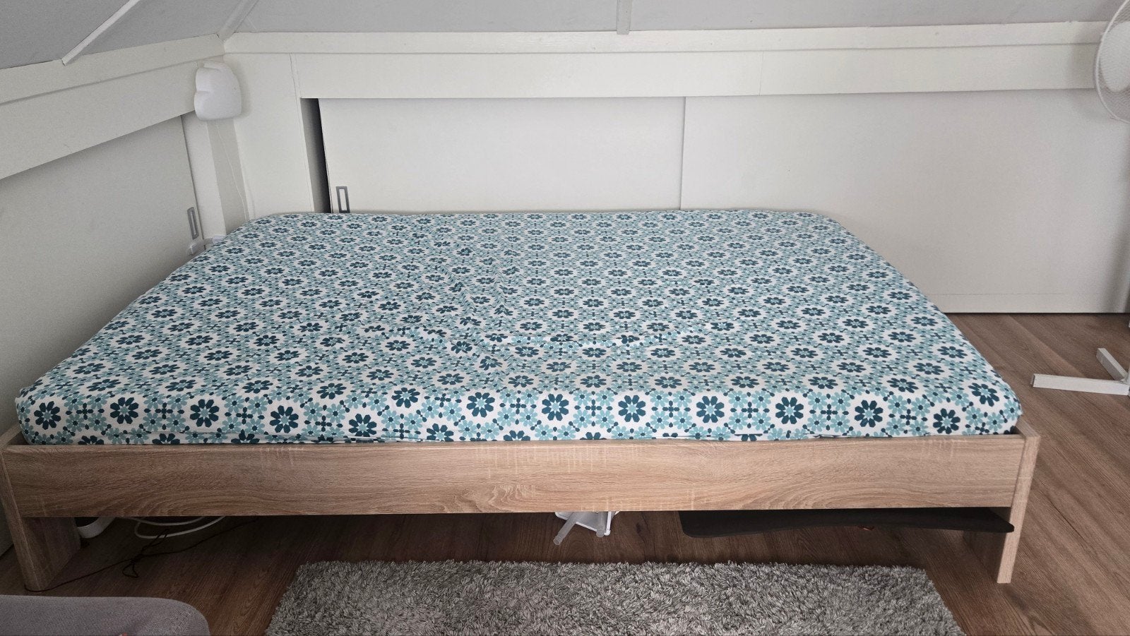Laag bedframe (200x140) met matras zonder lattenbodem, Ophalen, Gebruikt, Eenpersoons, Hout