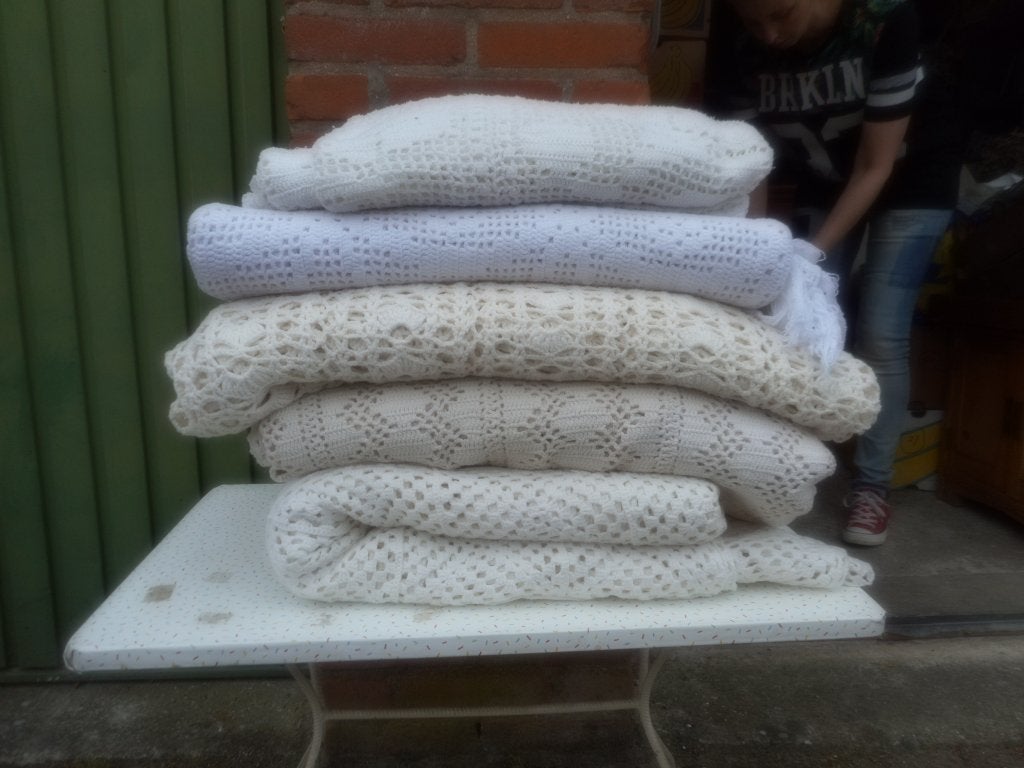 Brocante oude (gehaakte) spreien en tafelkleden, Ophalen