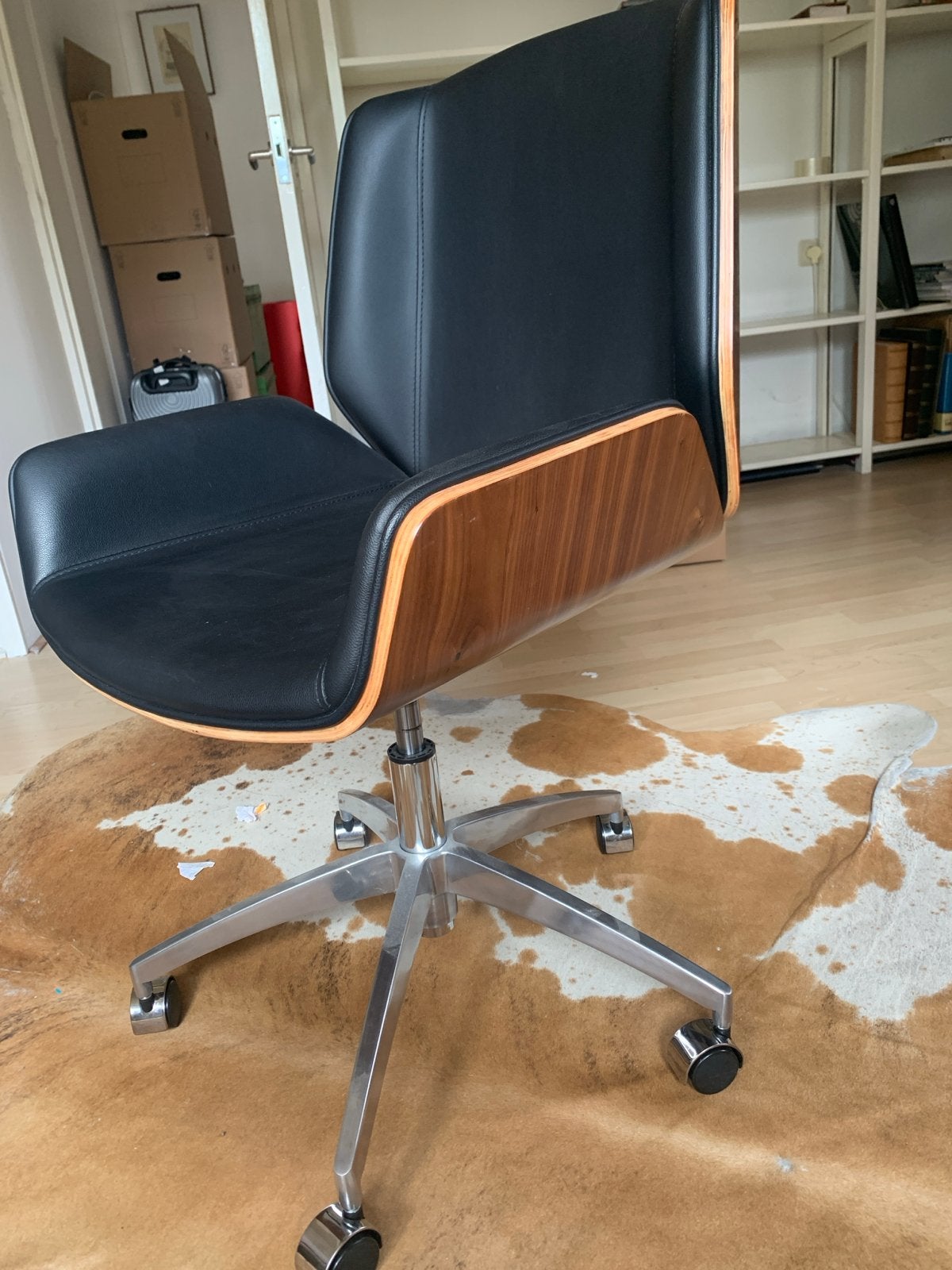Design bureaustoel met houten kuip en lederen bekleding, Ophalen, Zwart, Zo goed als nieuw, Bureaustoel