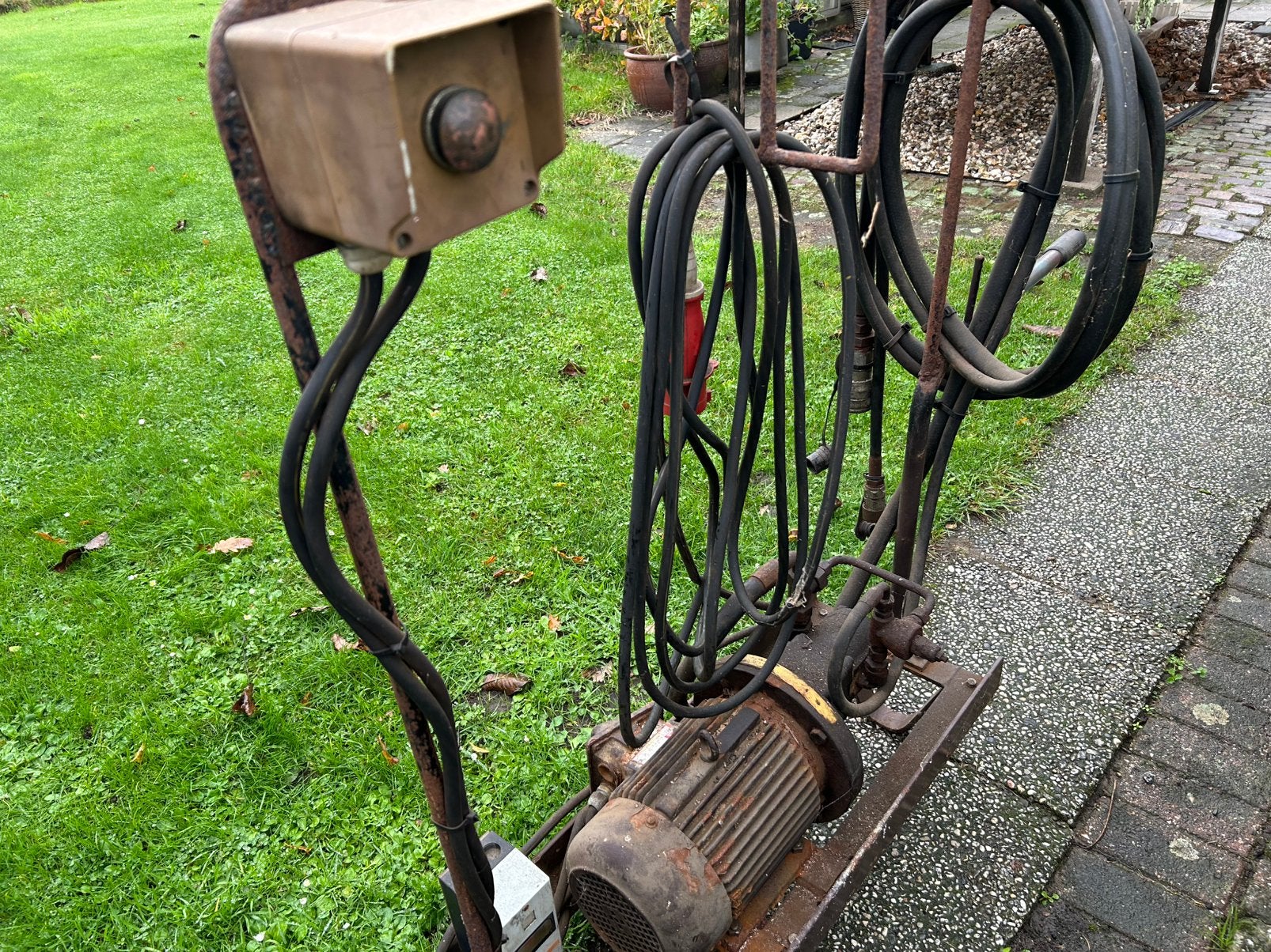 Te koop 380 V motor incl pomp en slangen, Ophalen, Gebruikt, Liggend