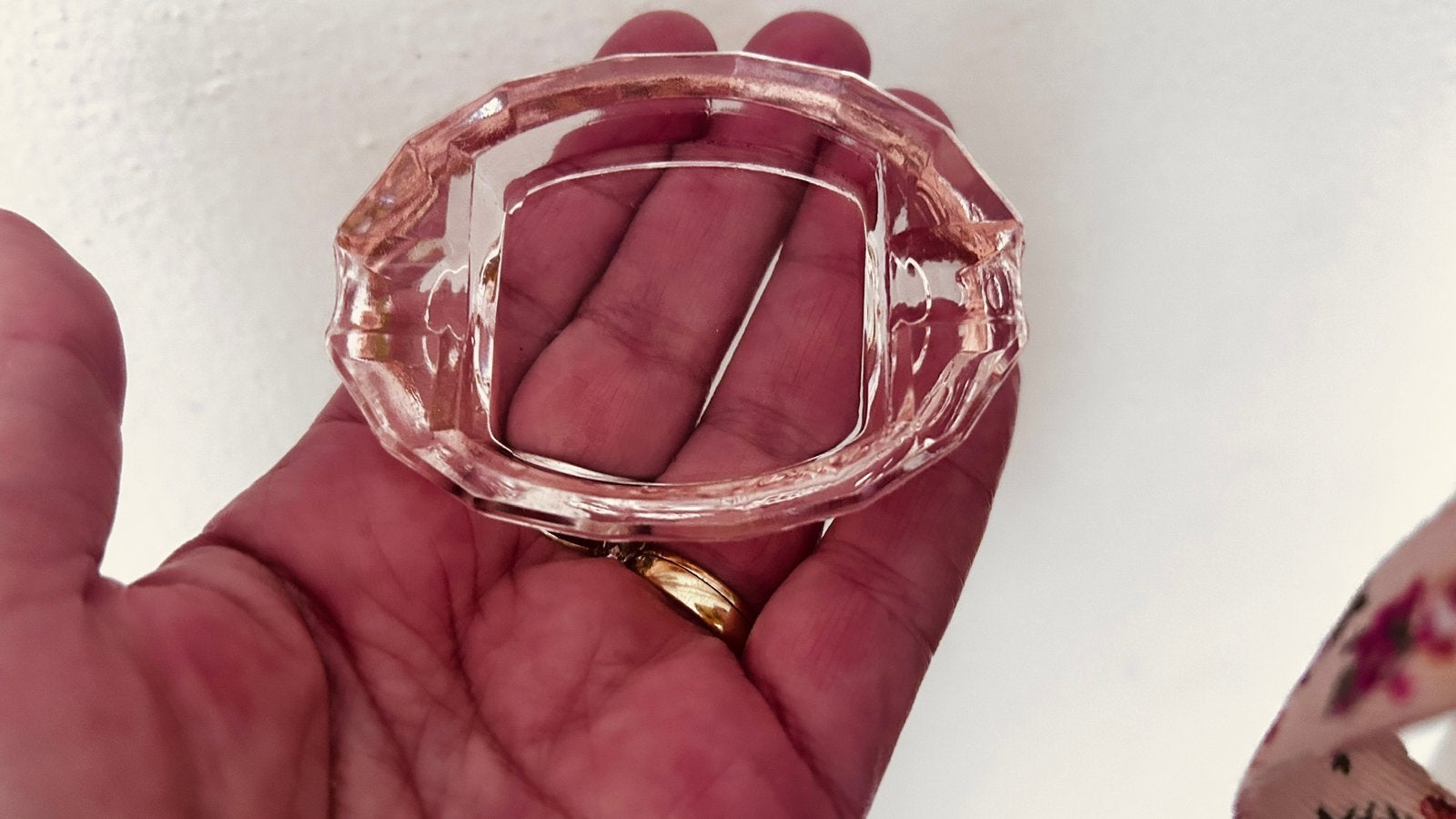 jaren 60-70 mini glazen asbak zalmroze, Verzenden