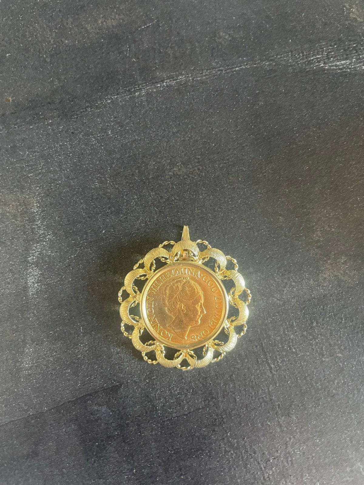 Gouden 10 Gulden 1933 Wilhelmina in 14K hanger, Ophalen, Gebruikt, Goud, Overige voorstellingen